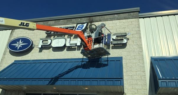 picture of the state 8 light sign out front being changed by a bse lighting solutions changing the light, lighting retrofit job for state 8 in ohio